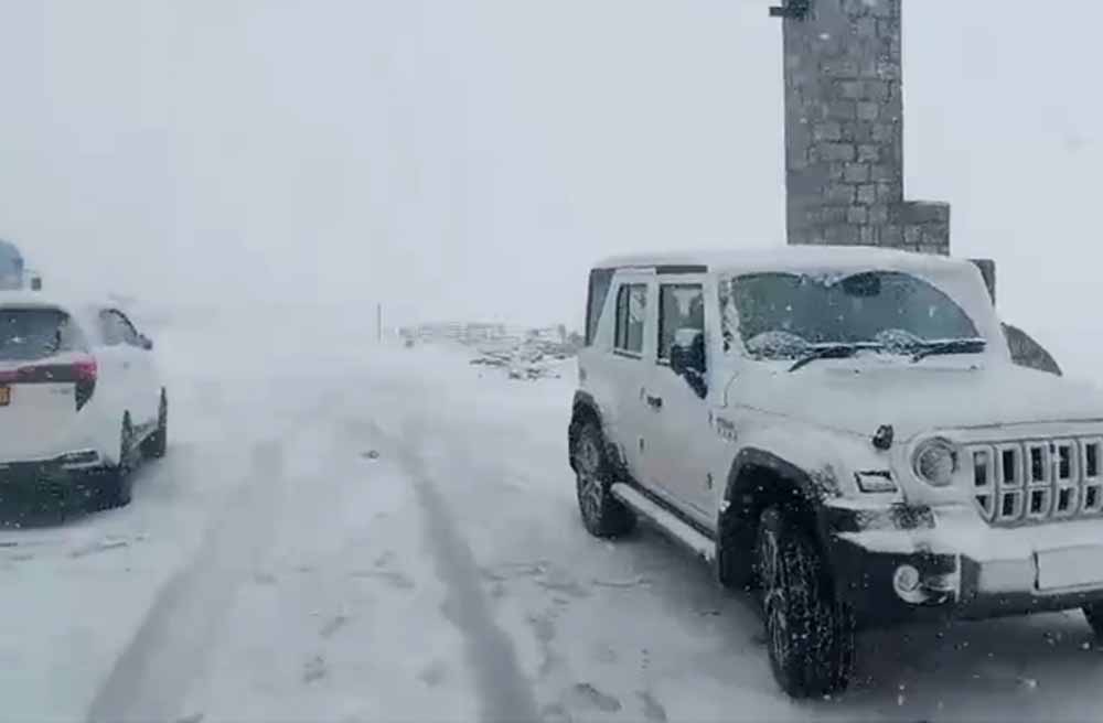 लगातार बर्फबारी से जम्मू-कश्मीर की मुख्य सड़क पर आवाजाही ठप