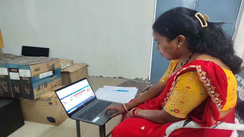 “महिला सशक्तिकरण की मिसाल बनीं संगीता सिंह, आधार सेवाओं से हासिल की आत्मनिर्भरता