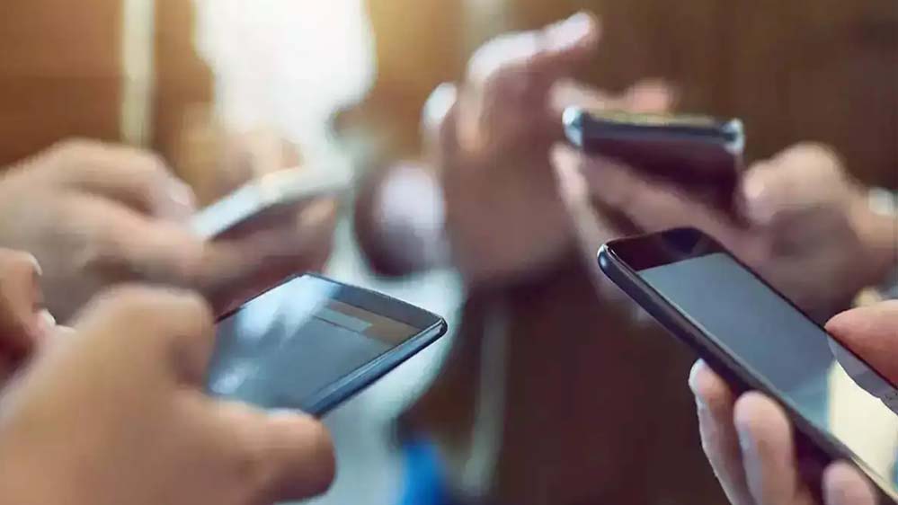 मोबाइल यूज़र्स को झटका! डेटा पर लग सकता है नया टैक्स, हर GB पर अतिरिक्त रकम देनी पड़ सकती है