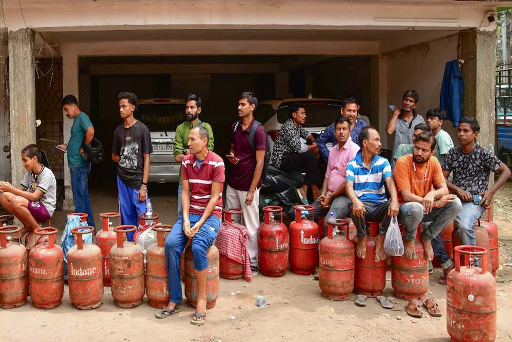 संसद की कैंटीन में चाय-कॉफी की कमी, LPG सिलेंडर संकट की बढ़ी मुश्किलें!