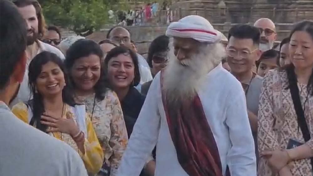 सदगुरु और बाबा बागेश्वर धीरेंद्र शास्त्री की मुलाकात, 40 देशों के सदस्य भी बागेश्वर धाम पहुंचे