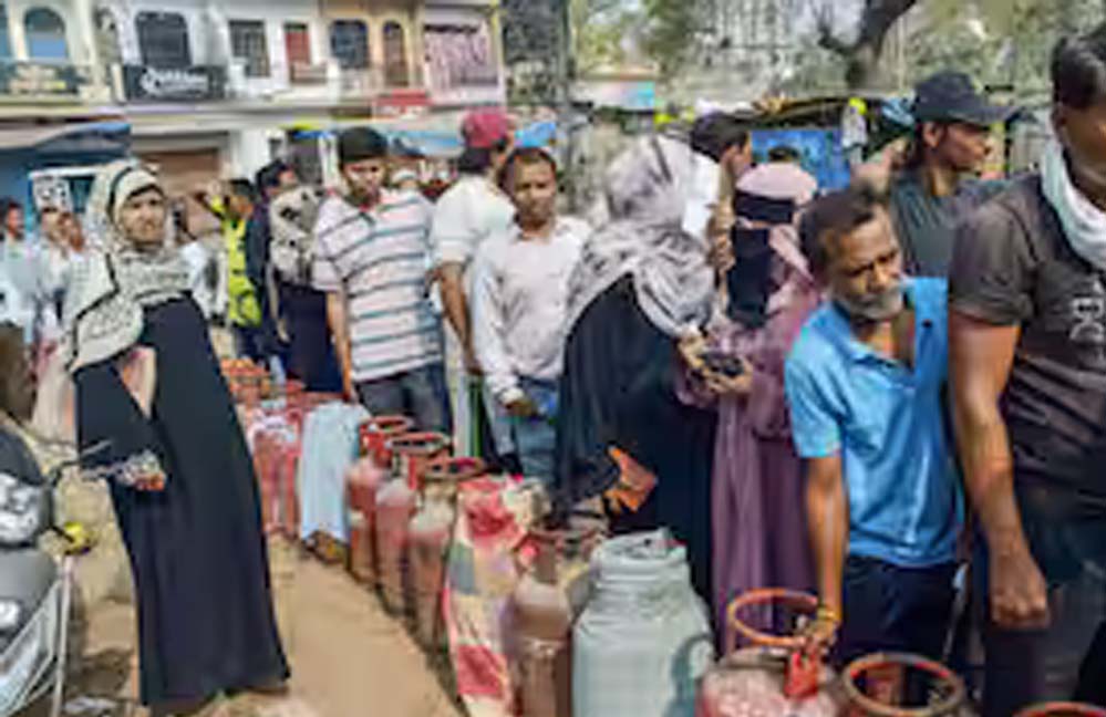 MP में LPG संकट, होटल में गैस खत्म; इंदौर-भोपाल में इंडक्शन पर पक रहा खाना, घरेलू सिलेंडर के लिए 8 घंटे लंबी कतार