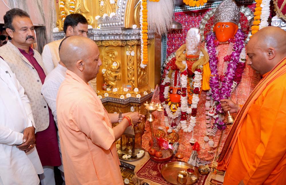 सहारनपुर दौरे पर सीएम योगी, विकास कार्यों की समीक्षा के साथ मां शाकुंभरी देवी मंदिर में की पूजा