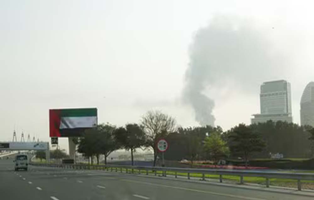 ईरान युद्ध के दौरान दुबई एयरपोर्ट पर धुंआ, भारत से जा रहा विमान लौटा, 19 भारतीय गिरफ्तार
