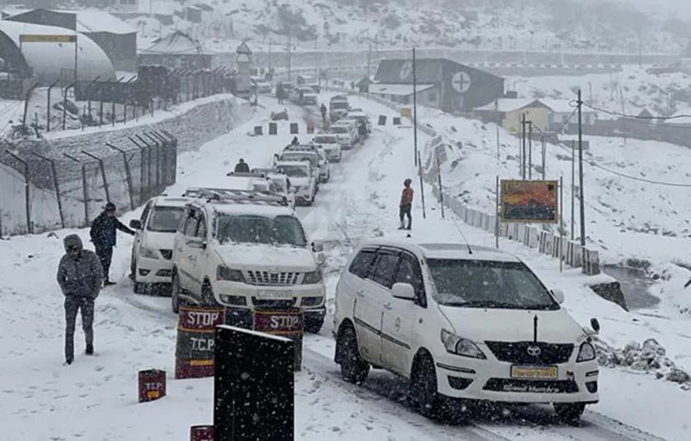 सिंथन टॉप पर बर्फबारी में फंसे 200+ पर्यटकों को सेना और पुलिस ने किया सुरक्षित बचाव