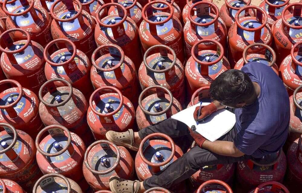 LPG संकट से मध्य प्रदेश में मुश्किलें, गैस न मिलने से रसोई ठंडी, होटल-ढाबे बंद होने के कगार पर, 3 दीनदयाल रसोई बंद