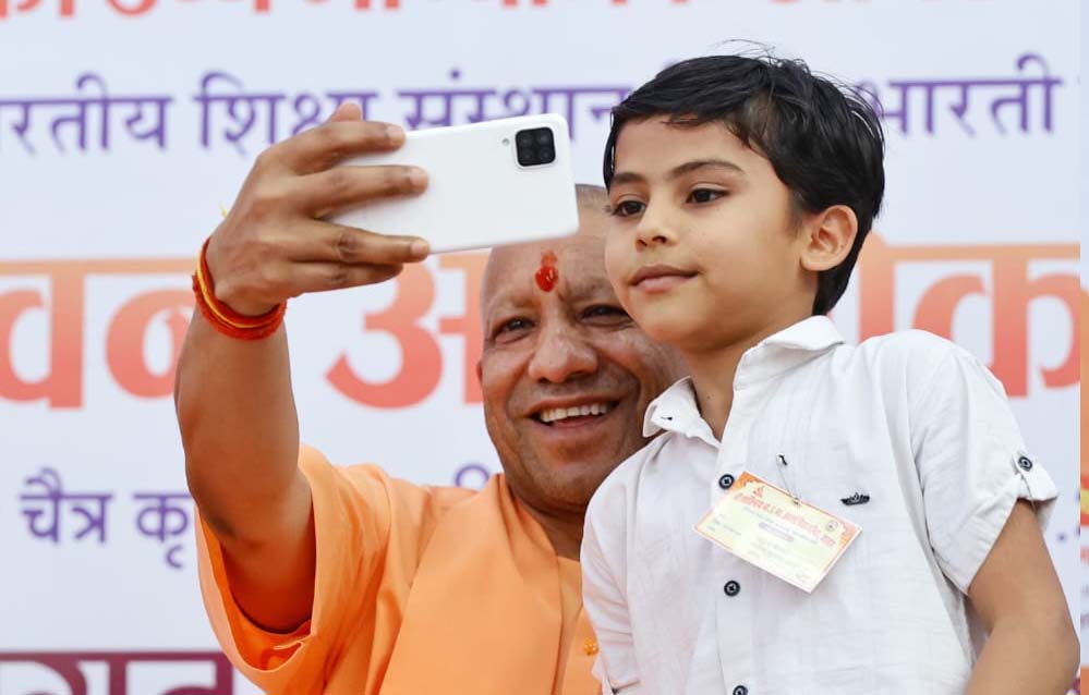 सीएम योगी ने बच्चे संग खींची सेल्फी, बच्चे को किया दुलार, चॉकलेट भी दी