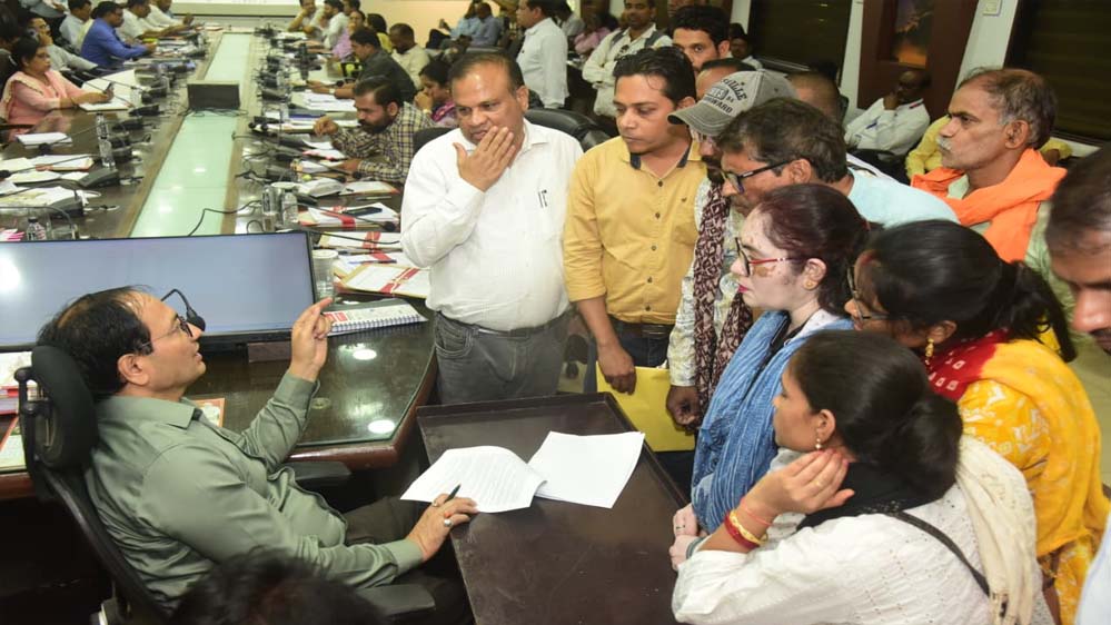 कलेक्टर ने जनदर्शन में आमजनों की समस्याएं सुनी, अधिकारियों को त्वरित समाधान का आदेश दिया