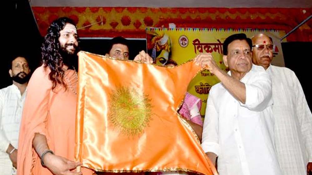 पशुपतिनाथ मंदिर में उप मुख्यमंत्री देवड़ा ने सूर्य उपासना कर ब्रह्मध्वज स्थापित किया