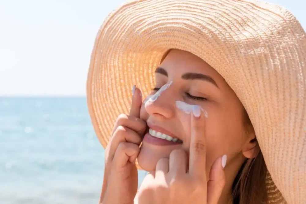घर के अंदर सनस्क्रीन न लगाना पड़ सकता है भारी, जानें कैसे हो सकता है स्किन डैमेज