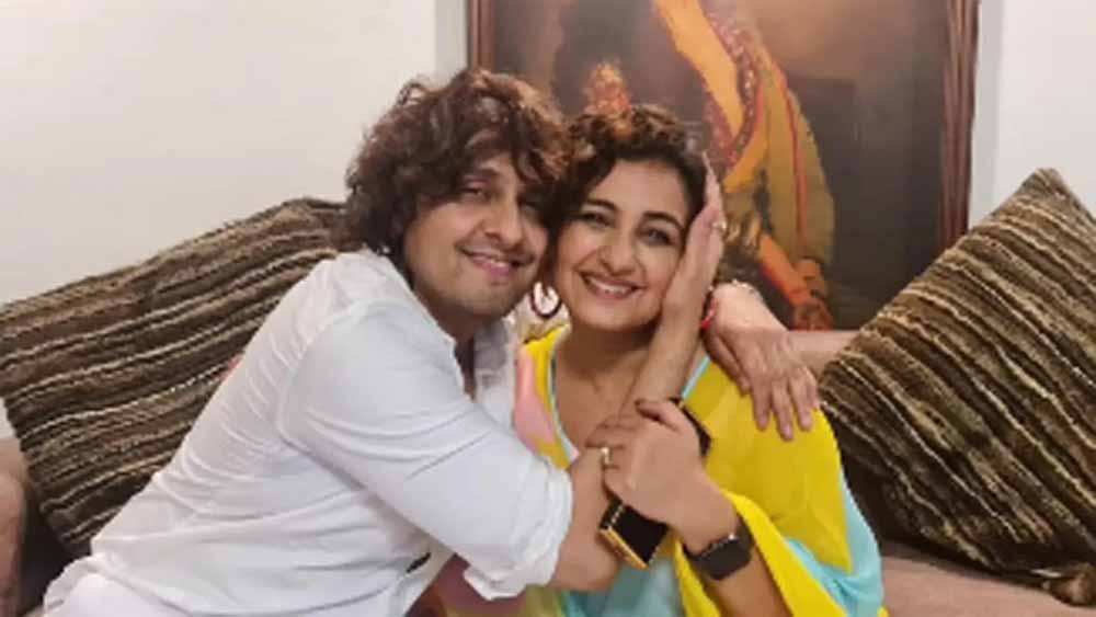 सोनू निगम को देखते ही मुस्कुराईं दिव्या दत्ता, फोटो शेयर कर जताई खुशी