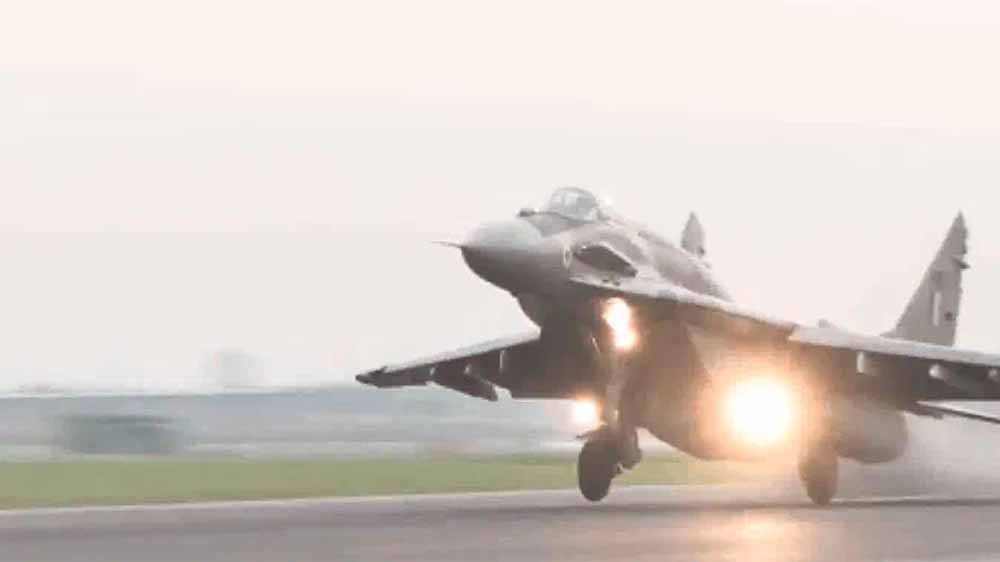 एयर चीफ मार्शल की सोलो उड़ान से गूंजा आसमान, मल्टी-रोल फाइटर जेट के साथ वायु सेना का शक्ति प्रदर्शन