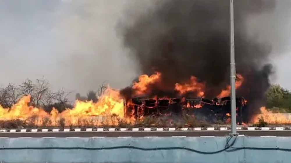 तेल टैंकर हादसा बना आग का तांडव, 200 मीटर तक फैल गई आग; एक शख्स जिंदा जला