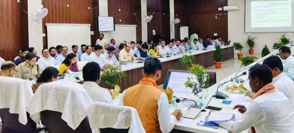 ‘किसकी मंजूरी से?’ डीएमएफ फंड के कार्यों पर अफसरों के खिलाफ सांसद-विधायकों का तीखा सवाल