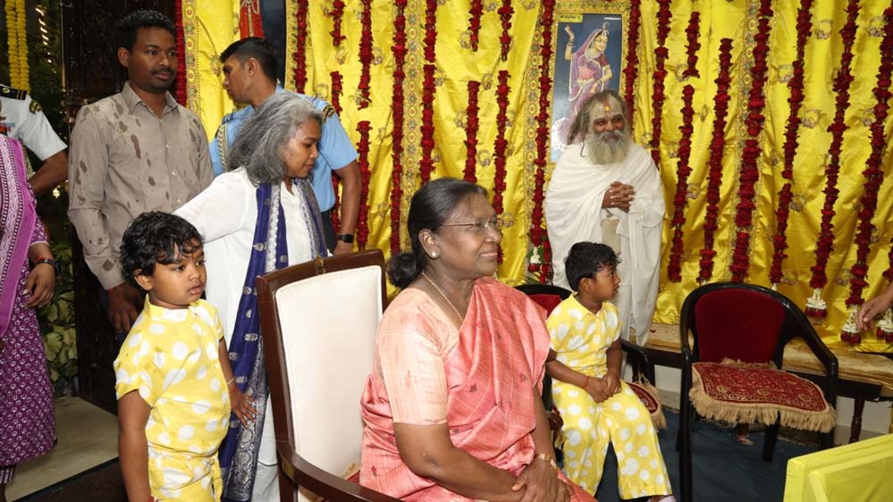 राष्ट्रपति द्रौपदी मुर्मू ने वृंदावन में प्रेमानंद महाराज से मिलकर राधे-राधे से किया स्वागत