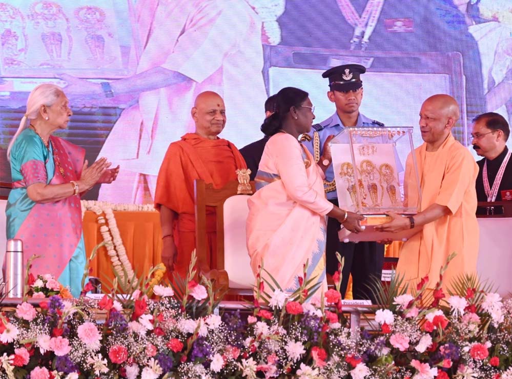 राज्यपाल और मुख्यमंत्री ने रामनगरी में राष्ट्रपति का गर्मजोशी से स्वागत किया