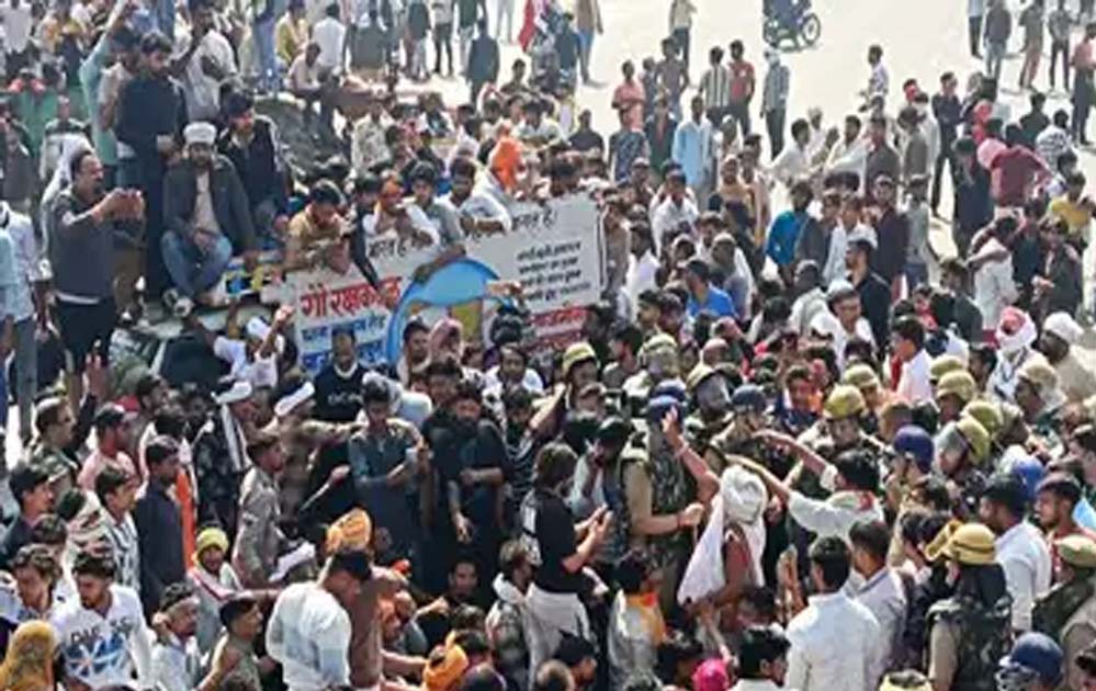 मथुरा में ईद के दिन बवाल, ‘फरसा वाले बाबा’ की हत्या और गौ-सेवक की मौत ने मचाया हंगामा, पुलिस ने रबड़ गोलियां चलाईं