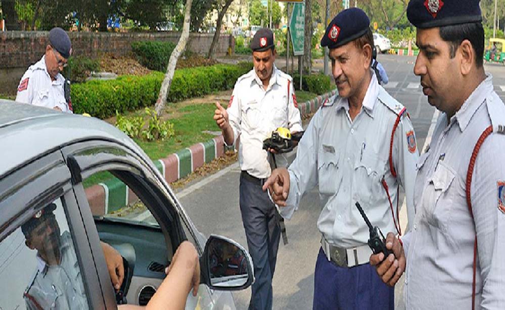क्या गाड़ी चला रही महिलाओं को पुरुष ट्रैफिक पुलिसकर्मी नहीं रोक सकते, जानें क्या है नियम