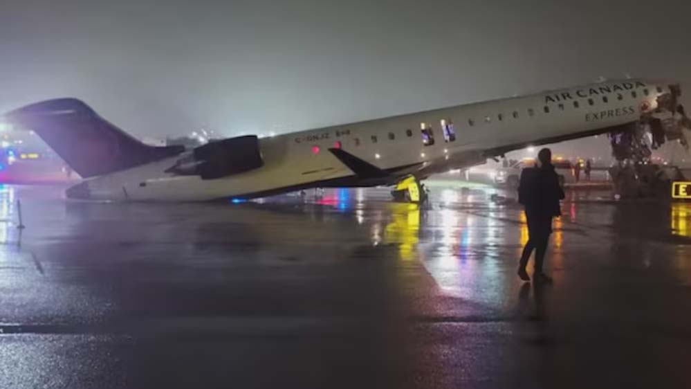 न्यूयॉर्क एयरपोर्ट पर एयर कनाडा विमान और फायर ट्रक की टक्कर, 4 घायल