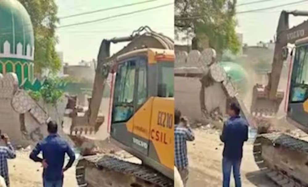 गोरखपुर में सरकारी जमीन पर कब्जा हटाने के लिए बुलडोजर कार्रवाई, जाफर अली शाह ‘मासूम’ की मजार पर कार्रवाई