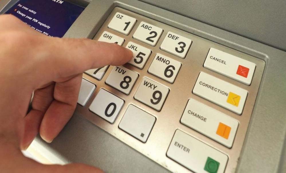 ATM से पैसे निकालना होगा महंगा, 1 अप्रैल से लागू होंगे नए नियम