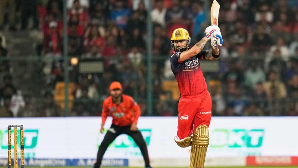 आरसीबी ने सनराइजर्स हैदराबाद को 6 विकेट से हराया, कोहली की बेहतरीन पारी और देवदत्त का जोरदार प्रदर्शन