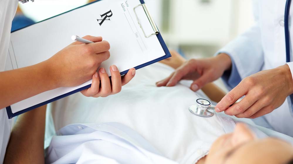 केरल से 4 गुना सस्ता है एमपी में इलाज, फिर भी 43% लोगों को खुद खर्च करना पड़ रहा है स्वास्थ्य सेवाओं पर