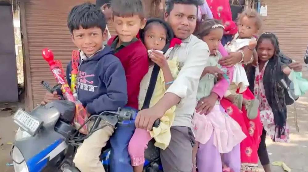 9 सवारियां और 1 बाइक: मौत से खेलता सफर, वीडियो देखकर पुलिस भी हैरान