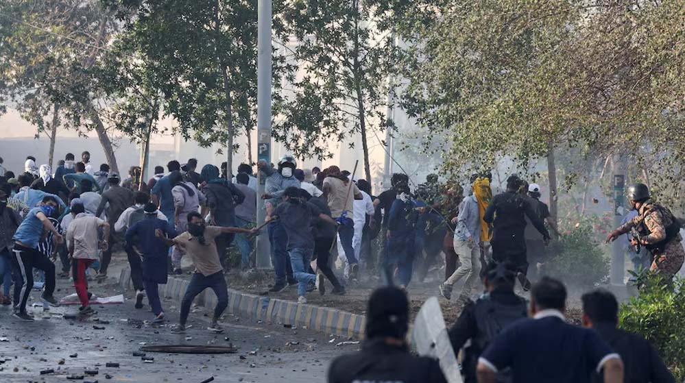 पाकिस्तानी प्रदर्शनकारियों ने अमेरिकी दूतावास पर किया हंगामा, 23 मौतें, तनाव बढ़ा