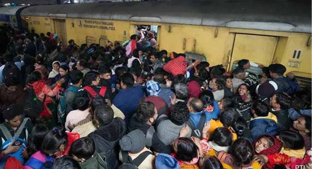 यात्रियों का उफान! रेलवे स्टेशन पर उमड़ी भीड़, सीट न मिलने पर जनरल डिब्बों में चढ़ने की होड़