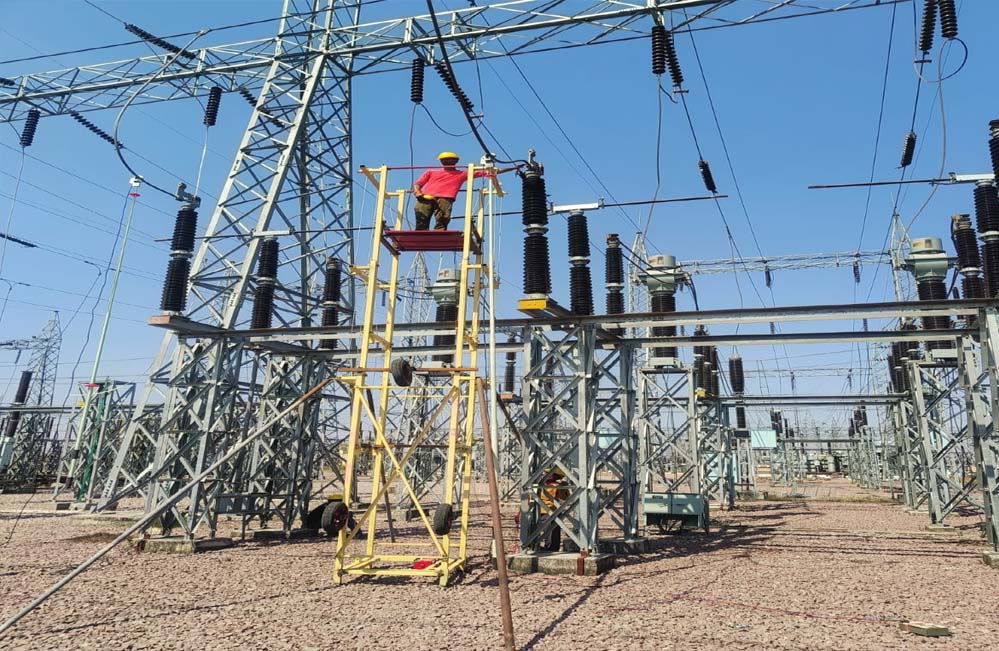 सब-स्टेशन मेंटेनेंस के लिए 36 फीट ऊँचाई का मैन लिफ्टर, इन-हाउस डिज़ाइन और निर्माण में सफलता