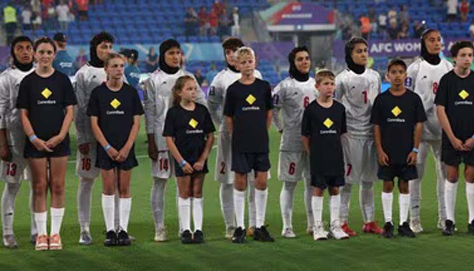 ईरान की महिला फुटबॉल टीम ने नहीं गाया राष्ट्रगान, चेहरे पर उदासी और दिल में ग़म