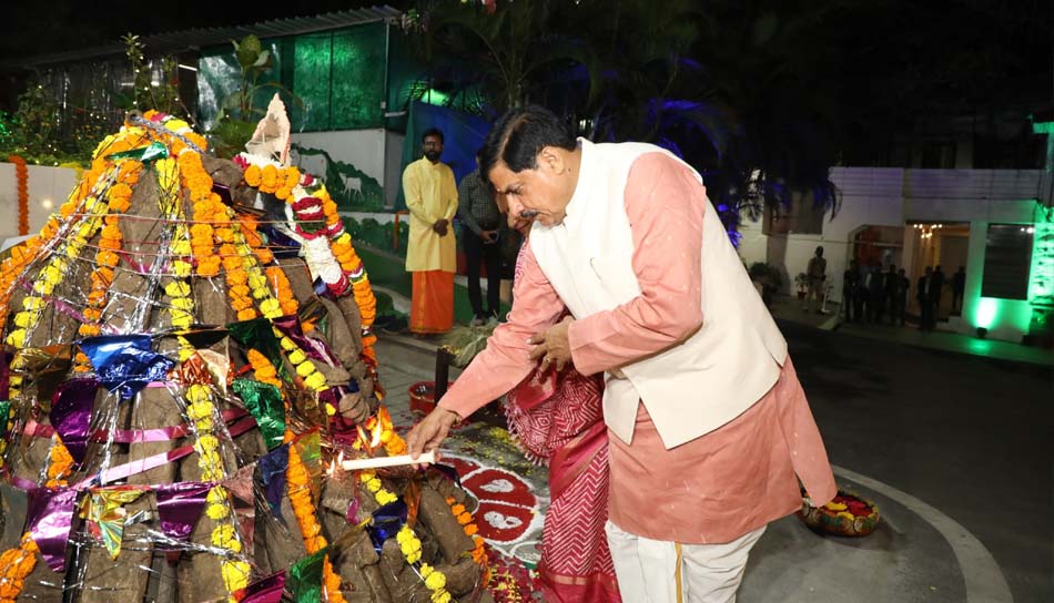 मुख्यमंत्री निवास में हुआ होलिका का दहन, गौ-काष्ठ का किया गया उपयोग