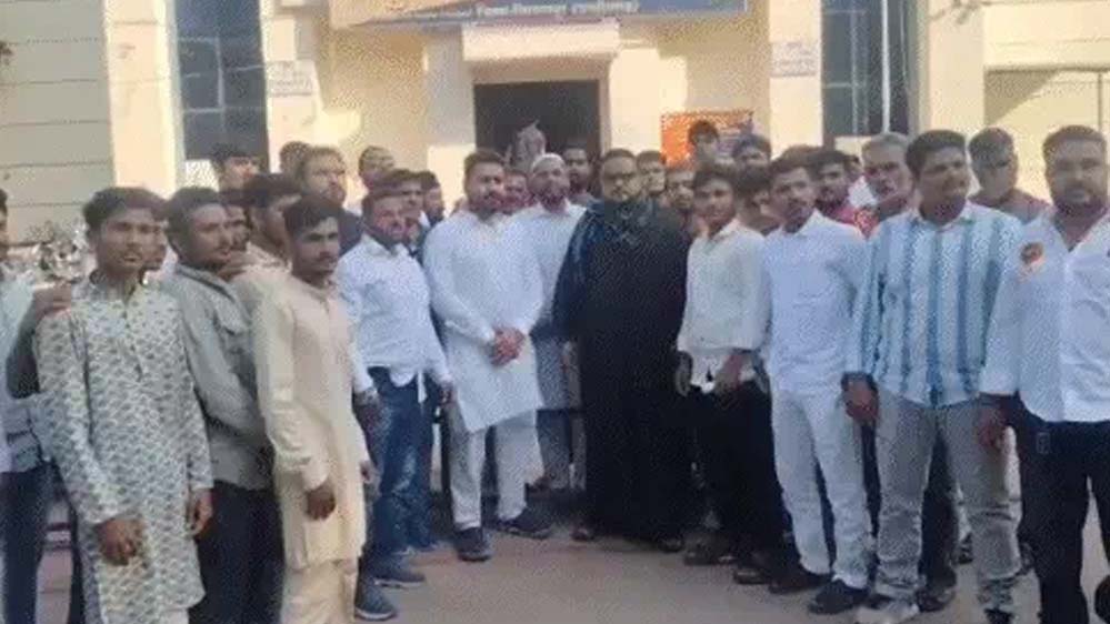 बिलासपुर में खामेनेई की मौत पर खुशी, मिठाइयां बांटी; हिंदू संगठन नेता ने मुसलमानों पर की आपत्तिजनक टिप्पणी