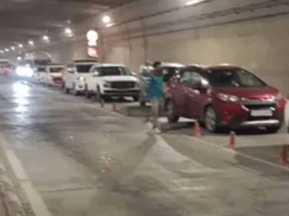 पर्यटकों को बर्फबारी देखना पड़ा महंगा, अटल टनल में सैकड़ों वाहन फंसे; रेस्क्यू ऑपरेशन जारी