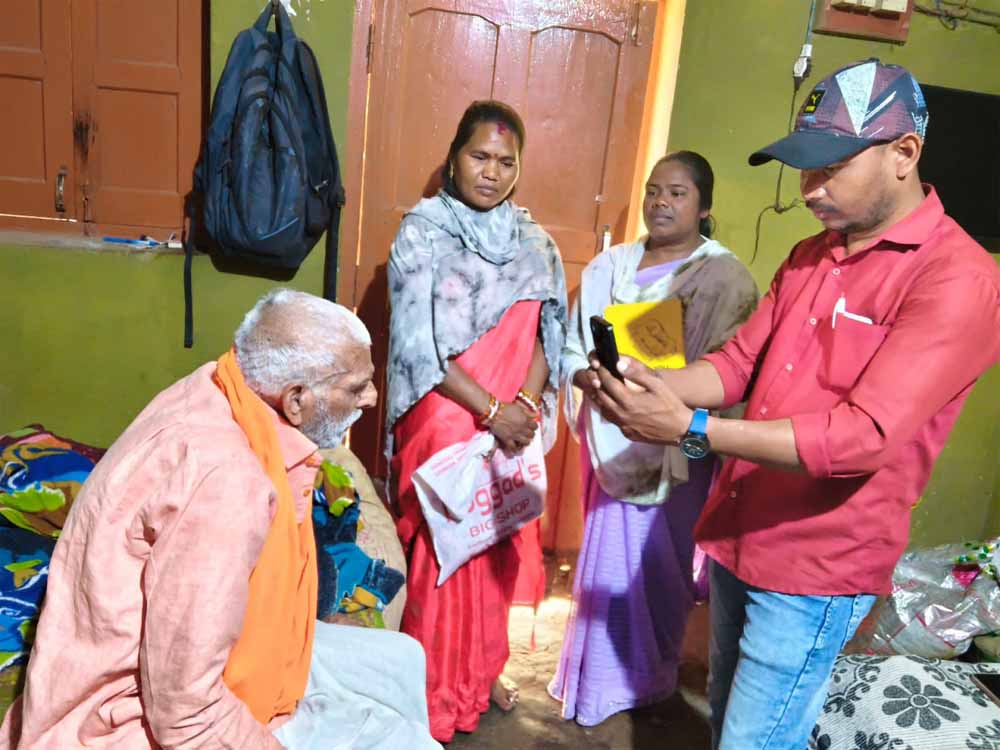 स्वास्थ्य योजनाओं में बस्तर ने बनाई पहचान, आयुष्मान व वय वंदन कार्ड वितरण में प्रदेश में अव्वल