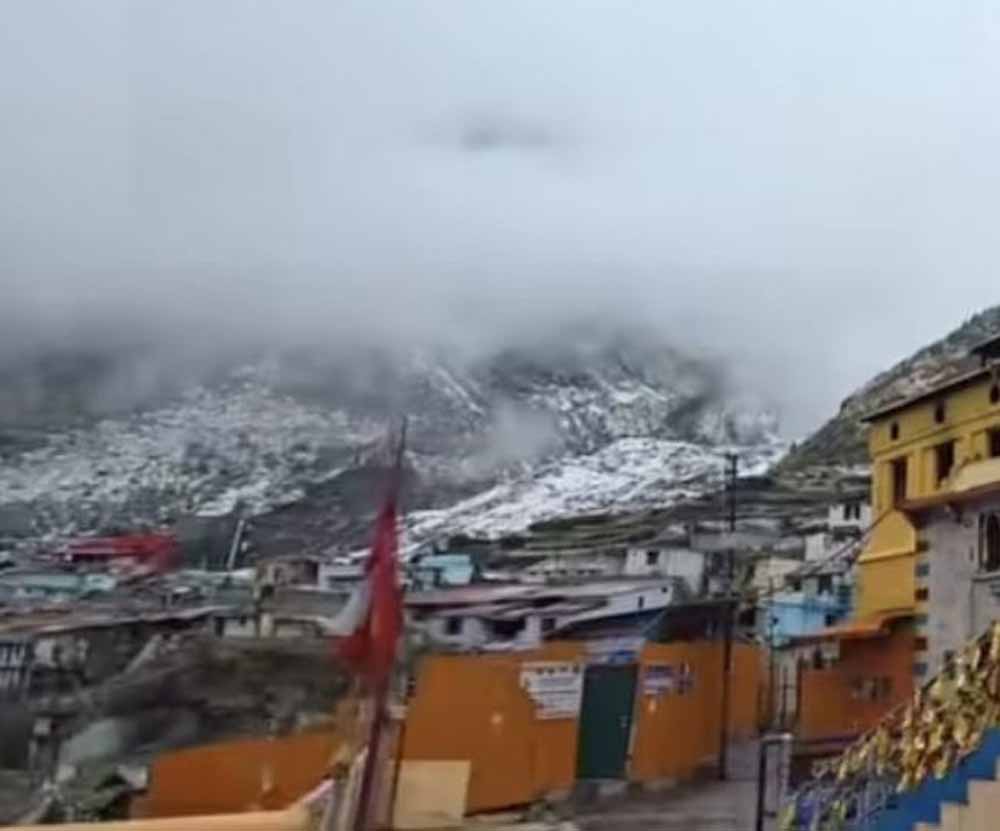 उत्तराखंड के ऊंचाई वाले इलाकों में बर्फबारी, बदरीनाथ-केदारनाथ और हेमकुंड साहिब बर्फ की चादर में ढके