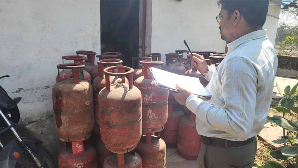 बिलासपुर में अवैध गैस कारोबार पर कार्रवाई, छापे में 55 सिलेंडर बरामद