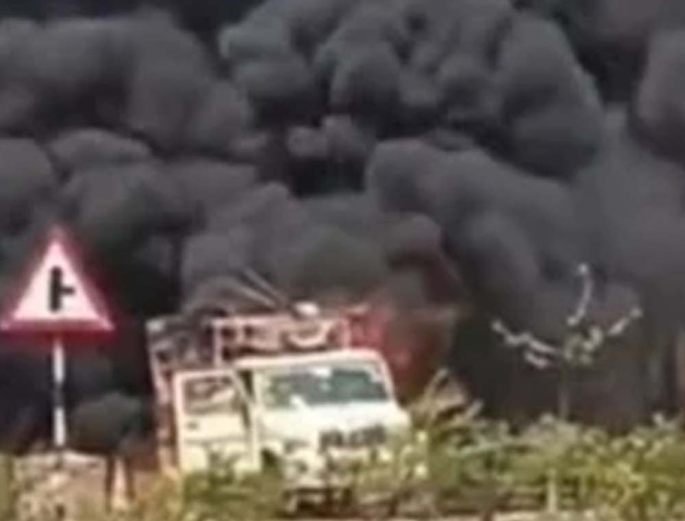 छत्तीसगढ़ की राजधानी रायपुर में ब्लास्ट: रोड मार्किंग मशीन में विस्फोट से दहशत, दूर तक दिखा धुआं