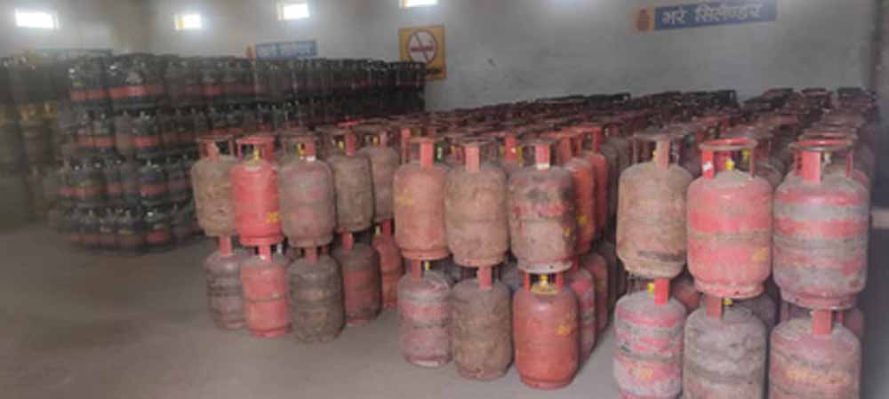 दुर्ग में अवैध गैस कारोबार का भंडाफोड़, 599 सिलेंडर जब्त; खाद्य विभाग की छापेमारी से मचा हड़कंप