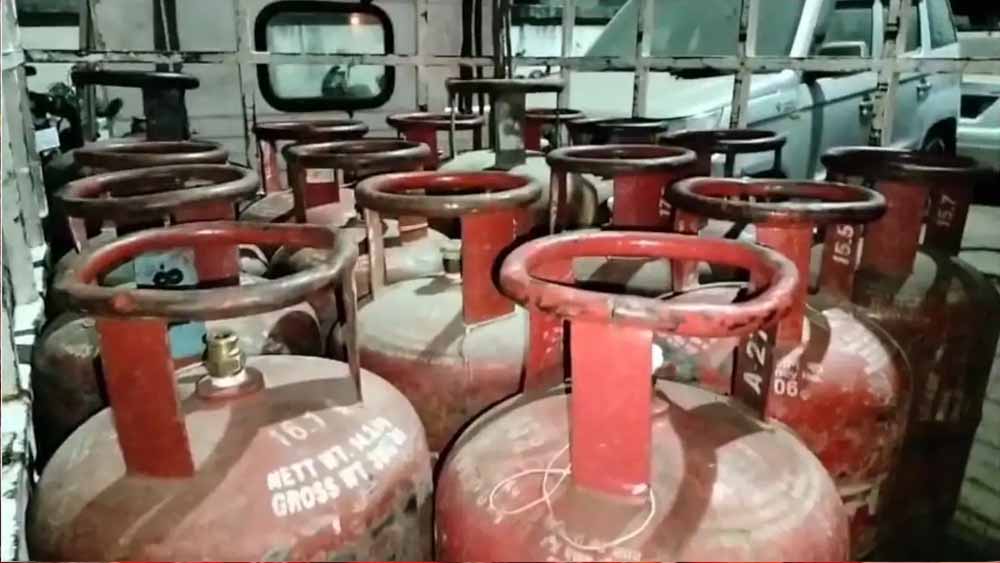 गैस एजेंसी की जांच में खुलासा, 961 सिलेंडर बरामद, गड़बड़ी पर सख्त कार्रवाई