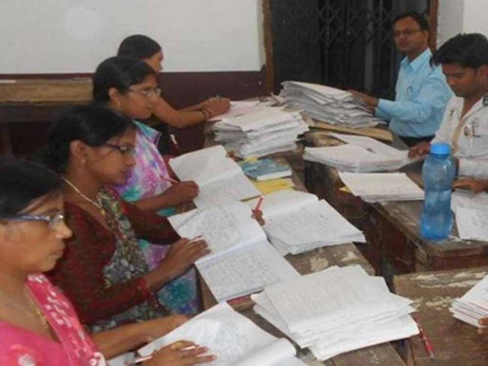 Exam Evaluation Rules Changed: कॉपी चेकिंग के दौरान मोबाइल बैन, बोर्ड ने कसी लगाम
