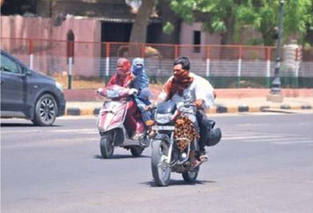 तेज गर्मी के बीच राहत की खबर, हल्की बारिश और बिजली गिरने की संभावना; तापमान में आएगी गिरावट