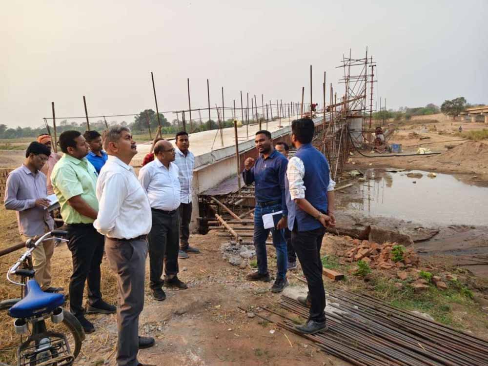 गरियाबंद में कलेक्टर का अनोखा संवाद: महिला समूह से आधा घंटा चर्चा, बारातियों से जोड़ा बदलाव का प्रमाण