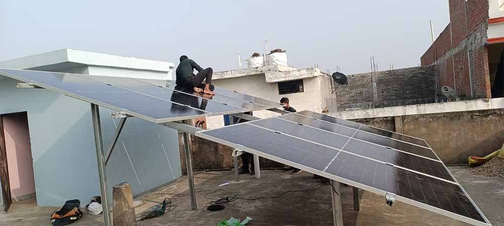 सोलर से रोशन हुआ घर: सूर्यघर योजना के तहत 3 किलोवाट रूफटॉप प्लांट लगाकर निशि को मिला फायदा