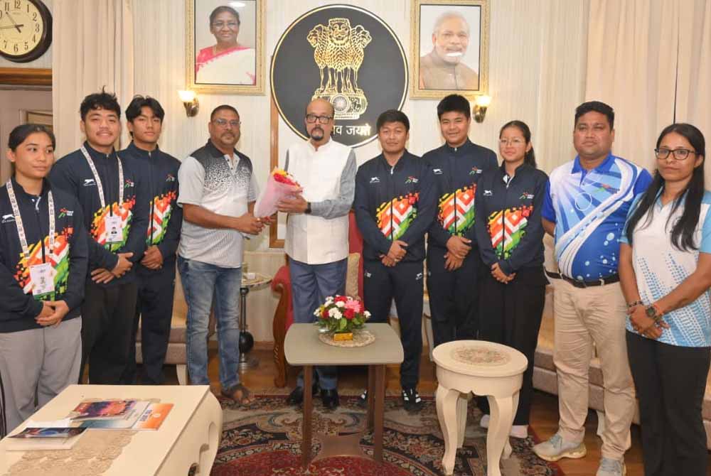 ट्राइबल गेम्स में 9 पदक जीतने वाले असम के तैराकों का सम्मान, राज्यपाल डेका से की मुलाकात