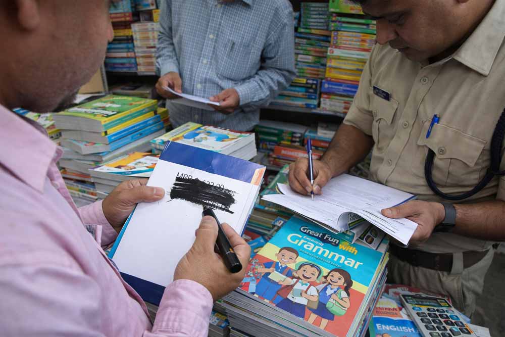 पुस्तक माफिया बेनकाब: MRP छिपाकर महंगी किताबें बेच रहे थे, विभाग ने की सख्त कार्रवाई