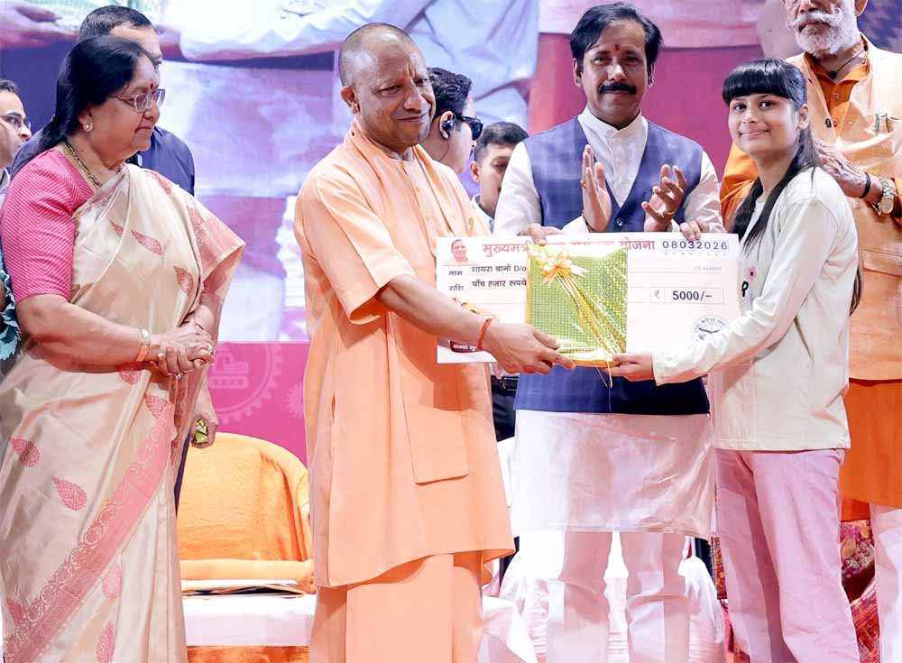 बच्चियों से खूब बात की सीएम योगी ने, किसी से कहा- ये सफेद टेडी बियर तुम्हारे लिए लाया हूं तो किसी से पूछा- इस पैसे से क्या करोगी, कपड़े खरीदोगी?