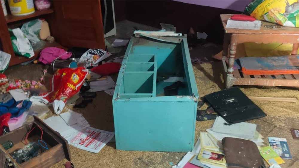 दिनदहाड़े डकैती से दहशत: खंडवा में मजदूरों को बंधक बनाकर बंदूक और नकदी ले गए बदमाश