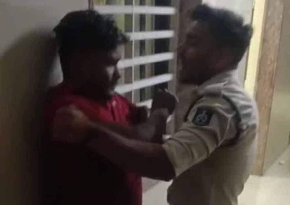 दमोह में अस्पताल बना रणक्षेत्र, जेल प्रहरी की वर्दी फाड़ने की कोशिश; मामला जांच में